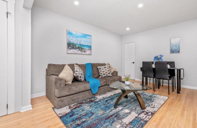 CentreStreet-Cozy Petfriendly 4bedsuite 04Entire