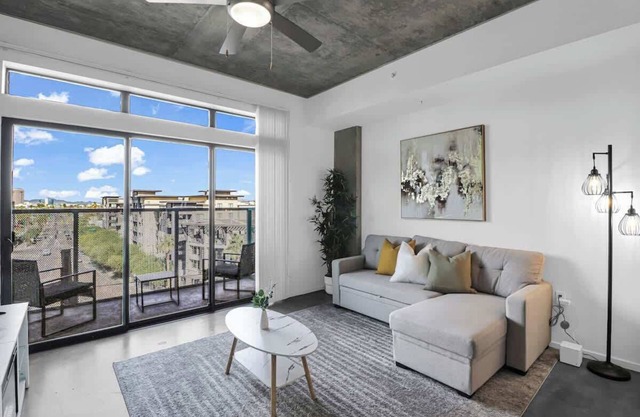 Centric 1BR |In HEART of DTPHX|Free Garage Parking