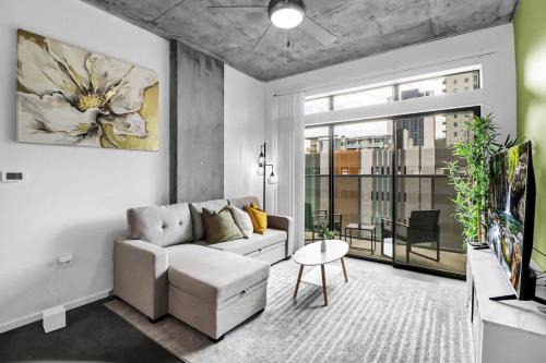 Centric 2BR In HEART of DTPHX Free Garage Parking