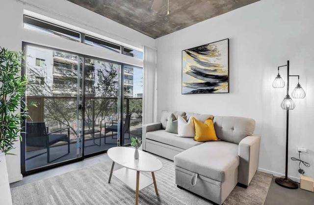 Centric 2BR |In HEART of DTPHX|Free Garage Parking