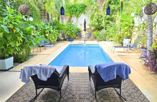 Centro Oasis: Pool, Rooftop Deck, A/C, Wi-Fi, Private Parking, Walk to BEST...