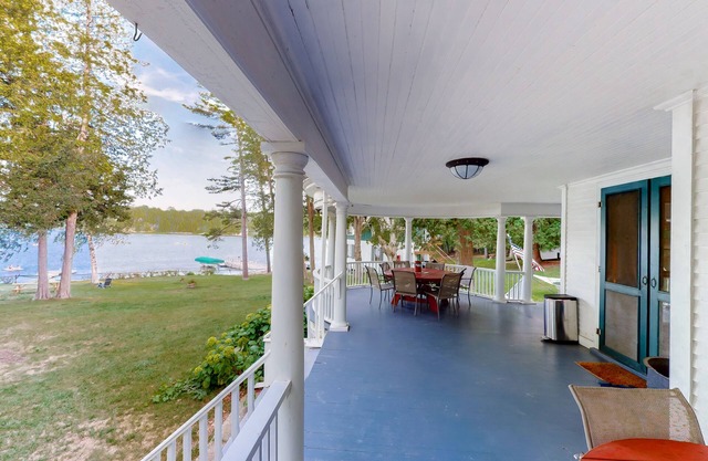Century-old lakefront Victorian on a private island with boats & beach - dogs OK