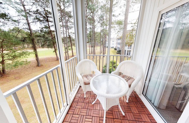 Sunny End Unit mit abgeschirmter Veranda. Kostenloses Parken und WiFi. Weniger als 1,5 Meilen zum Strand!