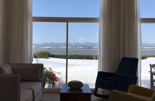 Chalet im Herzen eines Anwesens mit Blick auf die Insel Orleans am Ufer des St. Lawrence