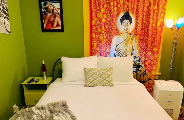 Chadwick 203 · Time Studio - Mile Away From Convention Center!