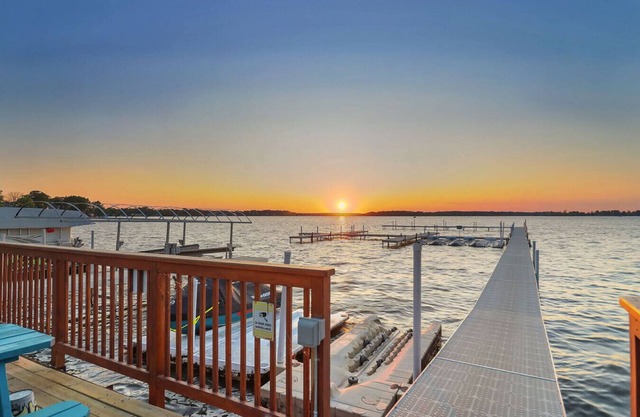 Chain O' Lakes Beach Penthouse Sunset View and Boat Dock