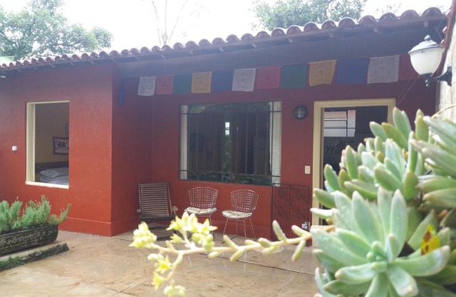 "Chalé Balines Oroboro" 1 - Casa com jardim de 150 m e cozinha completa em Macacos