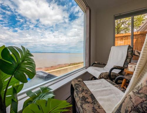 Chalet #11 Waterfront with Spa Fireplace Wifi & AC