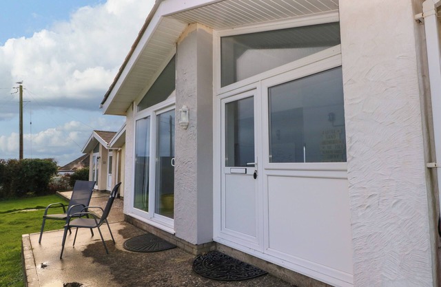 CHALET 22, family friendly, country holiday cottage in Port Eynon