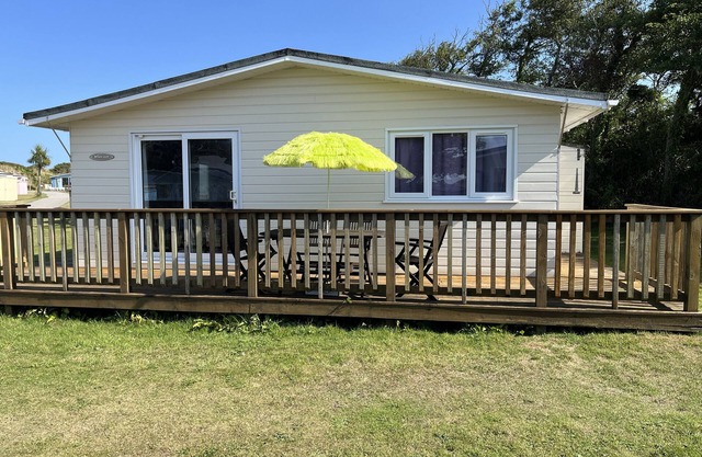 CHALET 3 WIPEOUT, family friendly, country holiday cottage in Hayle
