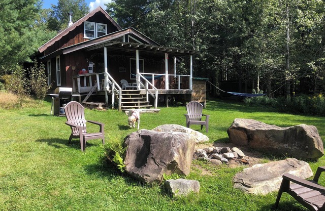 Chalet 7 minutes to Ski Stratton, Woodstove, Starry Skies, FirePit, View, DogsOK