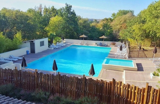 CHALET 9 - Terrasse, Gartenmöbel, schöne Aussicht, Swimmingpool, Sommerunterhaltung