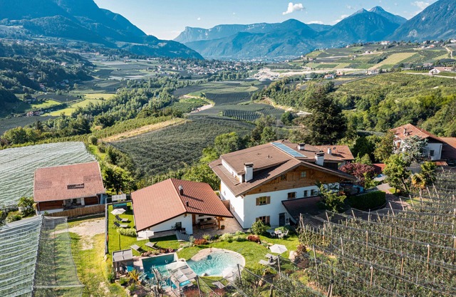 Chalet "Apfel Feld-Hof" mit Whirlpool, Salzwasser Pool und Terrasse
