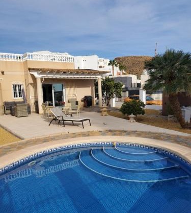 Chalet Athos, Ferienwohnung mit Pool,Dachterasse, Meer und Bergblick in San Juan de los Terreros