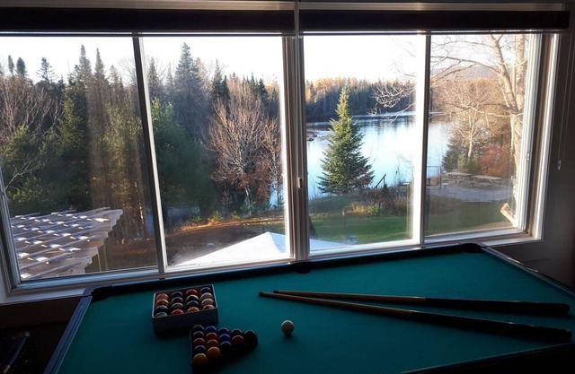 Chalet au Bord de L'eau Avec Spa, île et Plage Privées