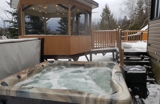 Chalet Béatitude - Waterfront, SPA, Games Room, Wifi and more