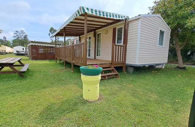 Chalet 'Bungalow T3 I V- 15 Min. von Nazaré' mit Gemeinschaftspool und privater Terrasse
