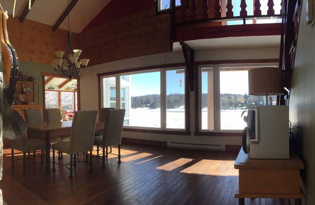 Chalet au bord de l'eau avec plage