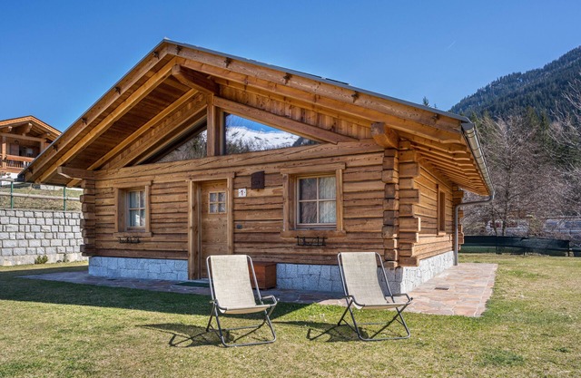 Chalet 'Camping Faè' mit Bergblick, privater Terrasse und WLAN