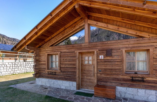 Chalet 'Camping Faè' mit Bergblick, privater Terrasse und WLAN