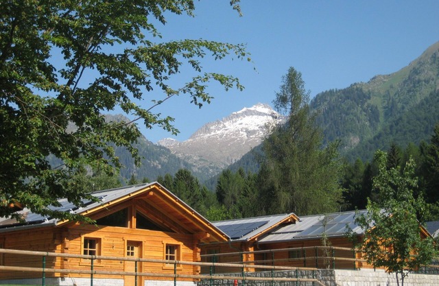 Chalet 'Camping Faè' mit Bergblick, privater Terrasse und WLAN