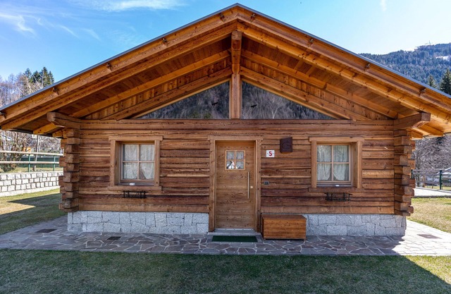 Chalet 'Camping Faè' mit Bergblick, privater Terrasse und WLAN