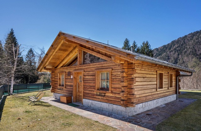 Chalet 'Camping Faè' mit Bergblick, privater Terrasse und WLAN