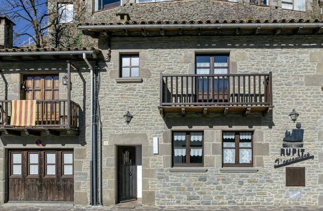 Chalet "Casa L'Art" with Mountain View, Private Terrace & Wi-Fi