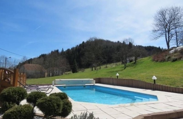 Chalet de Montagne avec Sauna Privé et Piscine Chauffée, Proche Pistes Cyclables et Nature