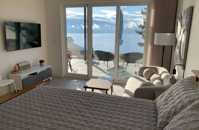 Chalet Coolanagatta. Cozy studio with WiFi in awesome Killiney Beach, Vernon.