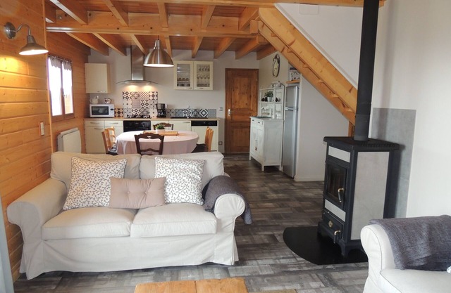 Chalet des 4 Saisons: Ruhig und Blick auf das Dorf und die Cantal Berge!