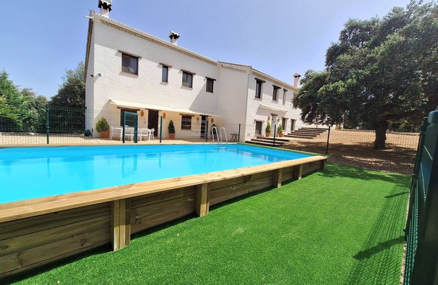 Chalet 'El Pinar De La Lobera' mit Bergblick, Gemeinschaftspool und Wi-Fi