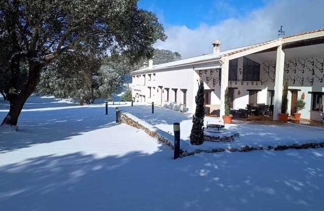 Chalet 'El Pinar De La Lobera' mit Bergblick, Gemeinschaftspool und Wi-Fi