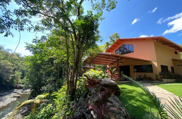 Chalet en medio de la naturaleza, con hermosa vista al río y senderismo.