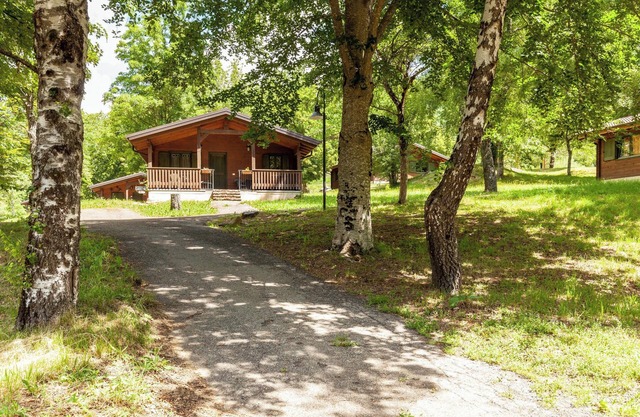 Chalet Fragolina - Villaggio Anemone" mit Bergblick und Terrasse