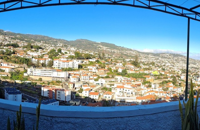 Chalet Funchal - City View. A 10-minute walk from Funchal. Breathtaking views