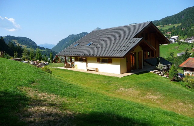 Sonniges Chalet in Les Gets mit Whirlpool
