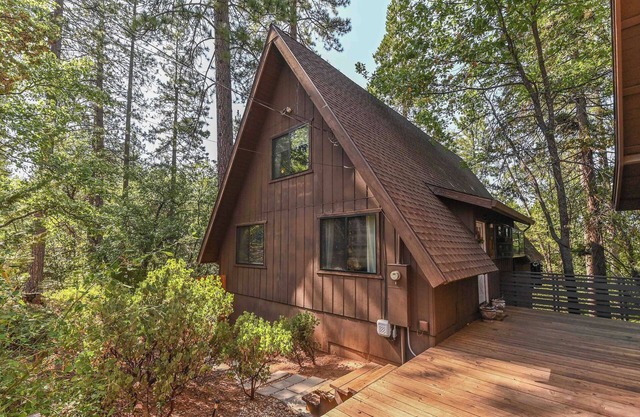 Chalet in Stanislaus National Forrest near Murphys w/ privacy and canyon views