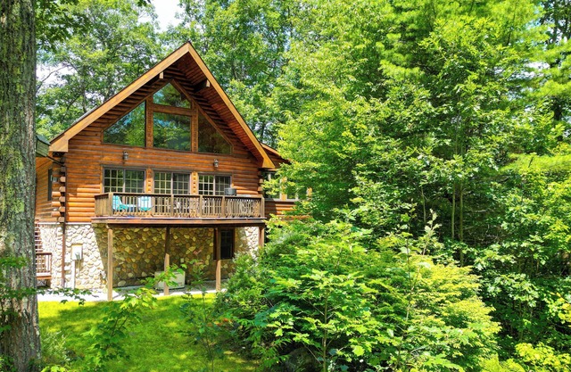 Chalet in the Berkshires, Wellness, Family, Lake, Kayaks, Sauna, EV charger & Home Office