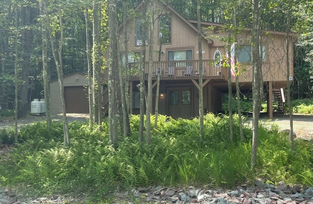 Chalet in the poconos with a Golf Course, lake and beach in a gated community