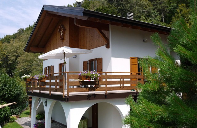 Chalet in the woods with lake and breathtaking view