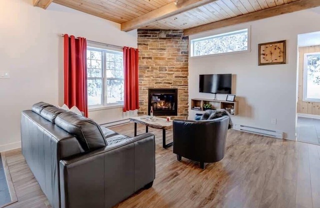 Chalet La Chouette with Private Spa, Access to Ouareau Forest