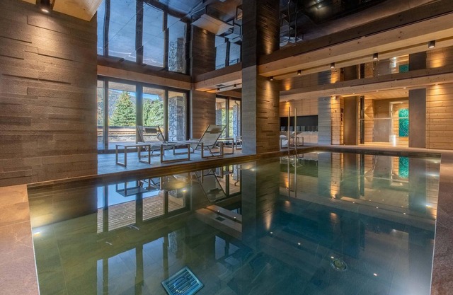 Chalet le Nolde : swimming pool, hammam, luxurious nestle in Meribel