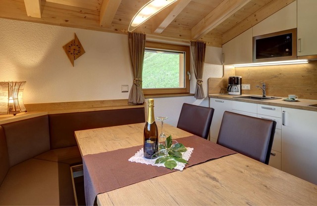 Chalet 'Lechnerhof' mit Zugang zu den Skipisten, Bergblick, Sauna und WLAN