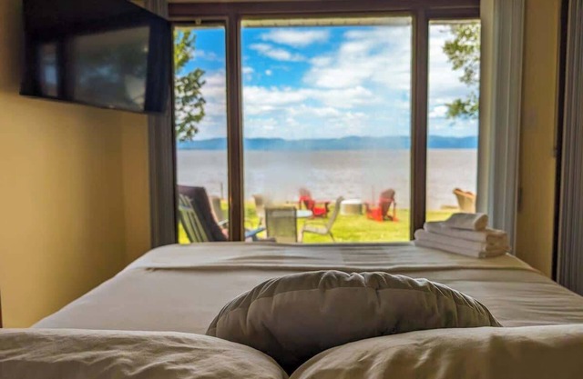 Chalet Loft #1 Waterfront with Spa, Fireplace & Wifi