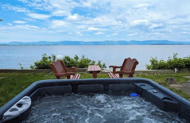 Chalet Loft #5 Waterfront with Spa, Fireplace & Wifi