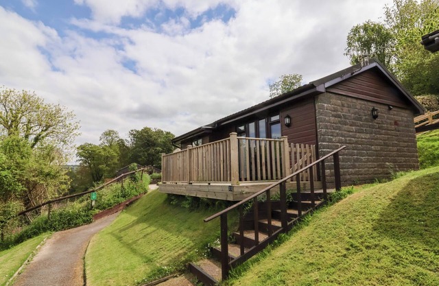 CHALET LOG CABIN C11, pet friendly, with a garden in Combe Martin