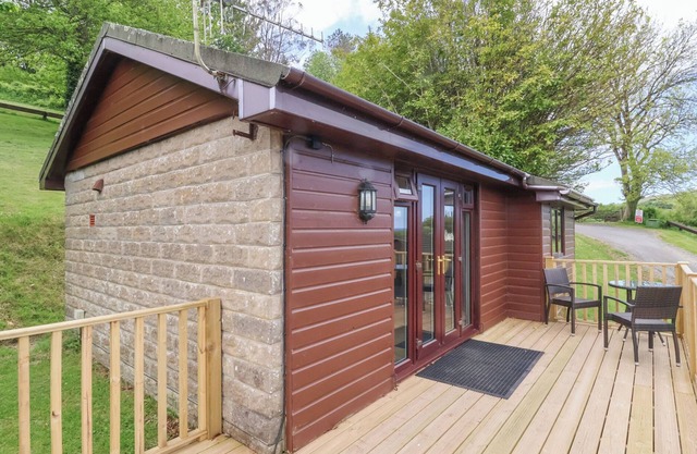 CHALET LOG CABIN L10, pet friendly, with a garden in Combe Martin
