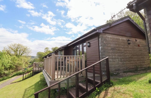 CHALET LOG CABIN L12, pet friendly, with a garden in Combe Martin
