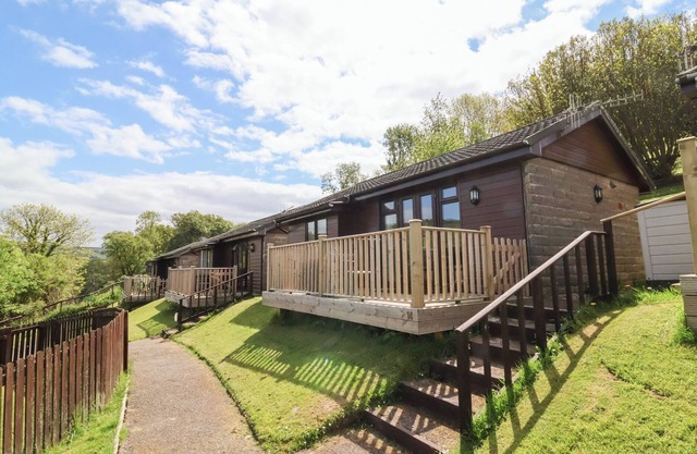 CHALET LOG CABIN L14, pet friendly, with a garden in Combe Martin